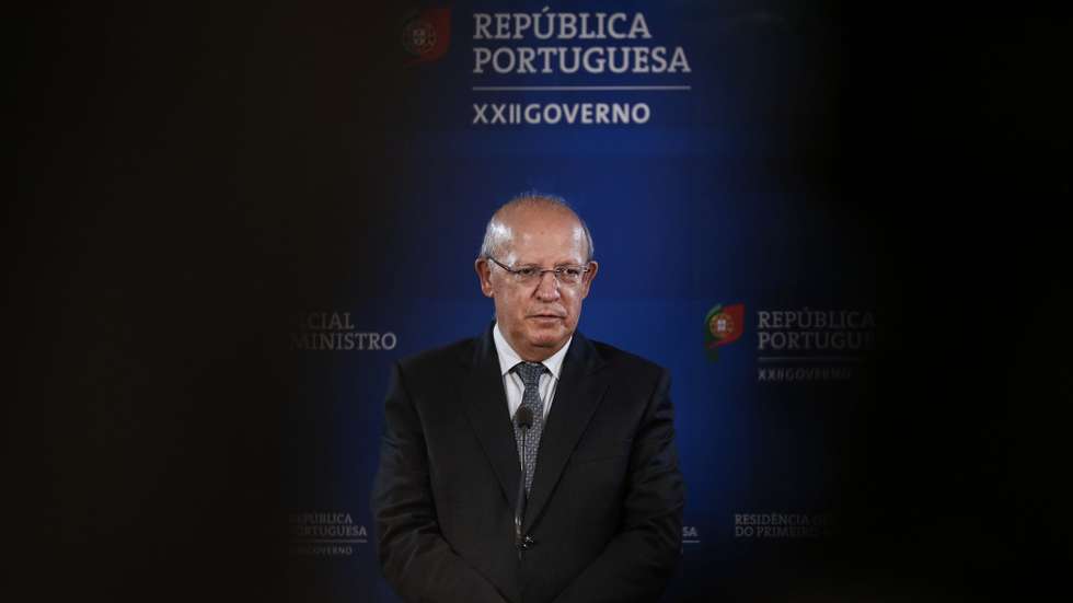 O ministro dos Negócios Estrangeiros, Augusto Santos Silva, em declarações à comunicação social após a reunião da comissão permanente de concertação social para preparação do conselho europeu, em Lisboa, 21 de abril de 2020. RODRIGO ANTUNES/LUSA