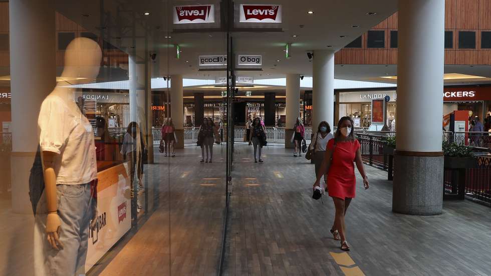 Pessoas circulam no centro comercial Norteshopping no dia da sua reabertura ao público, Matosinhos, 1 de junho de 2020. Começa esta segunda-feira a terceira fase do desconfinamento determinado pelo Governo, processo que começou a 1 de maio. Para além dos ginásios, do ensino pré-escolar, cinemas e teatros, reabrem também os centros comerciais em todos o país, excepto na Área Metropolitana de Lisboa. JOSÉ COELHO/LUSA