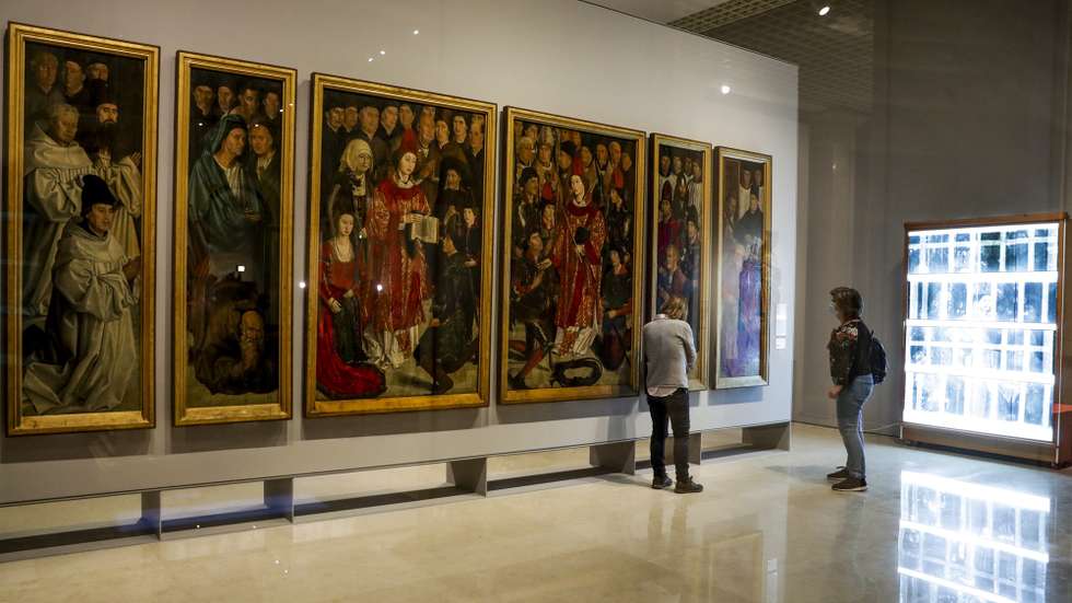 Técnicos de restauro observam o espaço de restauro dos "Painéis de São Vicente" no Museu Nacional de Arte Antiga, no Dia Internacional dos Museus em Lisboa, 18 de maio de 2020. TIAGO PETINGA/LUSA