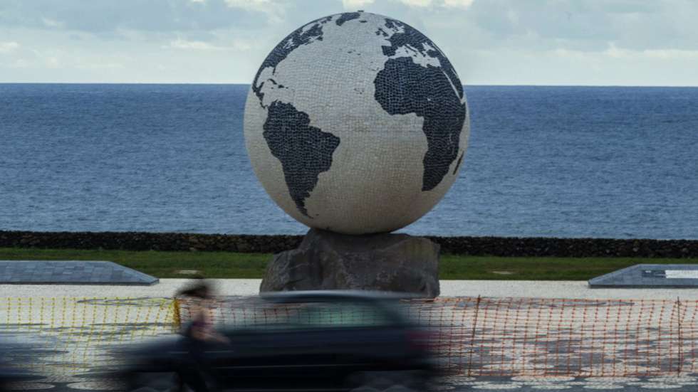 Um globo com quatro metros de diâmetro revestido a pedra de calçada portuguesa constitui o elemento central da Praça do Emigrante, na Ribeira Grande, um novo espaço público que vai ser inaugurado no dia 26 de julho, Ribeira Grande, Ilha de São Miguel, 17 de julho de 2020. O globo Saudades é uma obra de Luís Silva, assente numa pedra de basalto negro que representa as ilhas. O desenho do piso da área envolvente tem 10 metros de diâmetro e é da autoria do artista Luke Marston, pertencente ao povo Salish, da ilha de Vancouver, no Canadá.  (ACOMPANHA TEXTO DE 19/07/2020) EDUARDO COSTA/LUSA