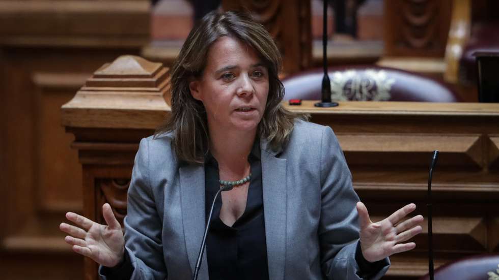 A coordenadora do Bloco de Esquerda (BE), Catarina Martins, intervém durante o debate temático solicitado pelo Governo sobre «Visão estratégica para o Plano de recuperação económica de Portugal 2020-2030" na Assembleia da República em Lisboa, 23 de setembro de 2020. TIAGO PETINGA/LUSA