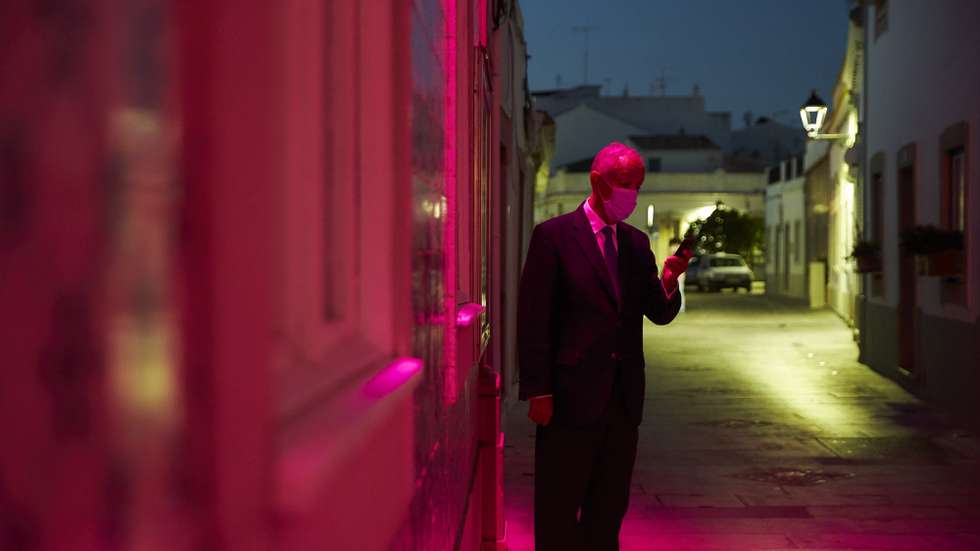 O Presidente da República, Marcelo Rebelo de Sousa, ao telemóvel à porta da Câmara Municipal de São Brás de Alportel, 25 de setembro de 2020. FILIPE FARINHA / LUSA