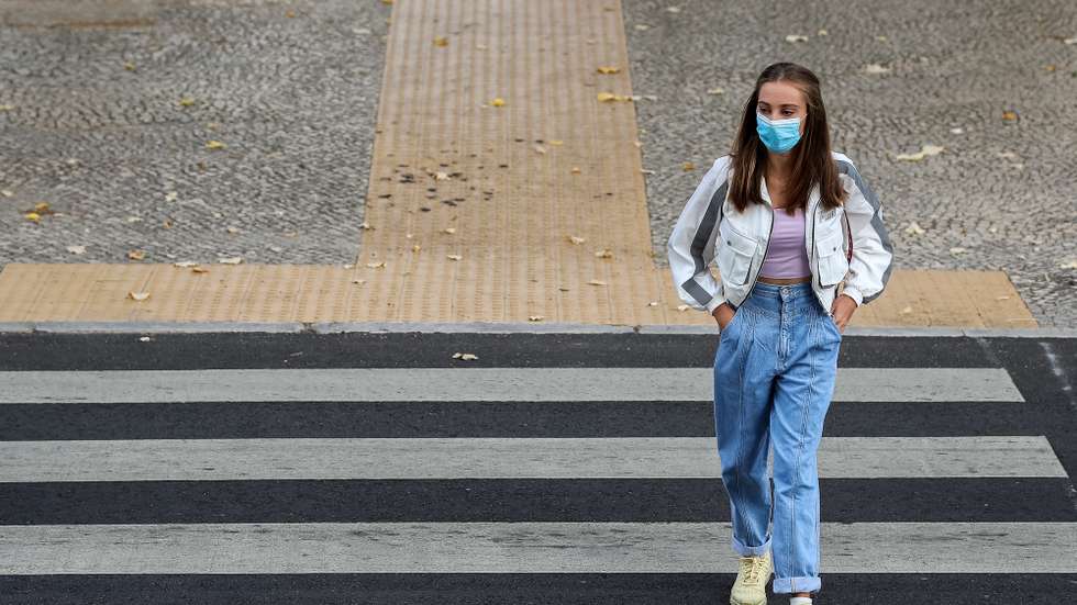 Uma aluna usando uma máscara de proteção respiratória à chegada à Escola Secundária José Falcão, no dia que assinala o regresso às aulas, com as regras no contexto de pandemia da Covid-19, em Coimbra, 17 de setembro de 2020. PAULO NOVAIS/LUSA