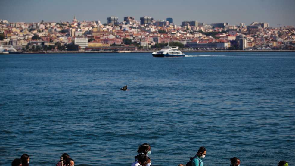 Passageiros chegam de Lisboa à estação de Cacilhas, em Almada