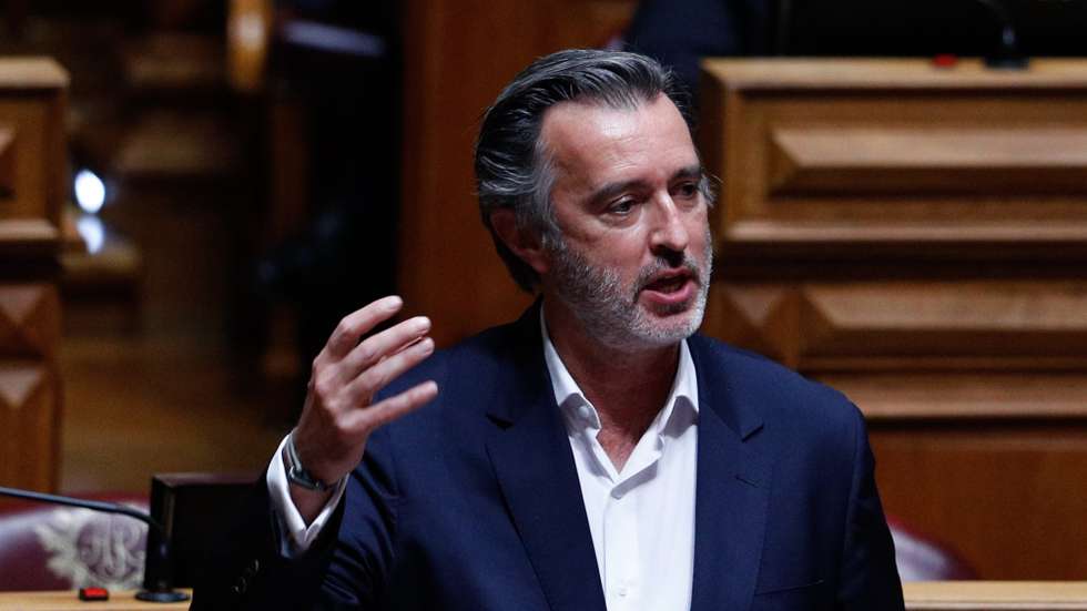 O deputado da Iniciativa Liberal, João Cotrim Figueiredo, intervém durante o debate parlamentar de discussão na generalidade do Orçamento do Estado para 2021 (OE2021), na Assembleia da República, em Lisboa, 27 de outubro de 2020. ANTÓNIO COTRIM/LUSA