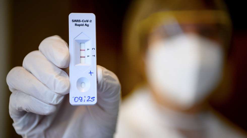 epaselect epa08809324 A health worker shows a positive SARS-CoV-2 Rapid Antigen Test from the Swiss multinational healthcare company Roche just after collecting a nose swab sample for a polymerase chain reaction (PCR) at the coronavirus testing facility of Unisante in Lausanne, Switzerland, 09 November 2020, during the coronavirus disease (COVID-19) outbreak.  EPA/LAURENT GILLIERON