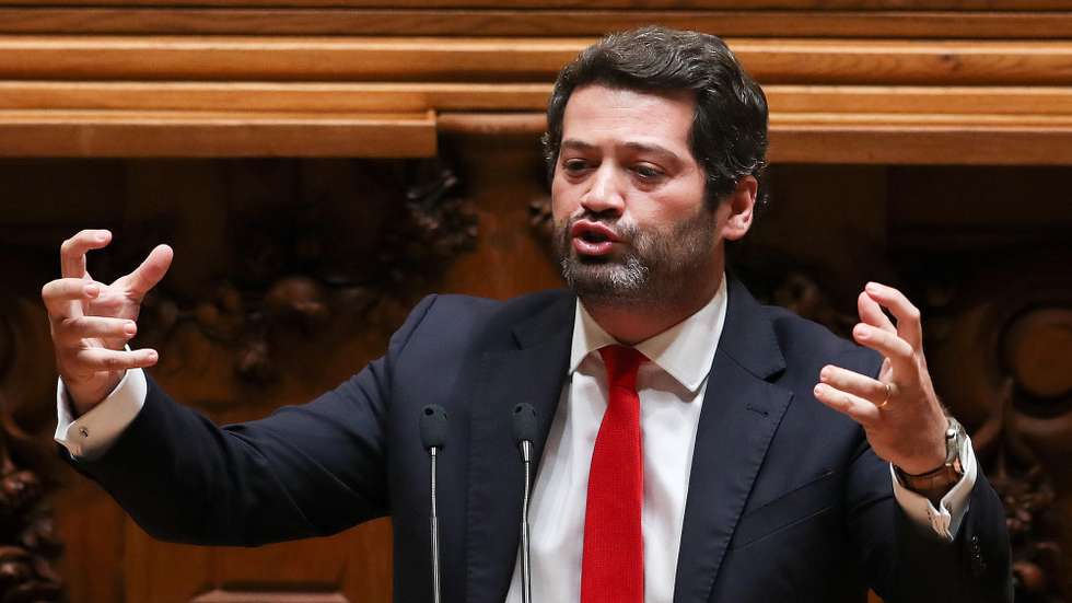 O presidente do partido Chega, André Ventura, intervém durante o debate para votação do projeto de decreto presidencial de estado de emergência entre 09 e 23 de novembro, na Assembleia da República, em Lisboa, 06 de novembro de 2020. O parlamento vai debater e votar o projeto de decreto do Presidente da República que declara o estado de emergência em Portugal entre 09 e 23 de novembro para permitir medidas de contenção da covid-19. MANUEL DE ALMEIDA/LUSA