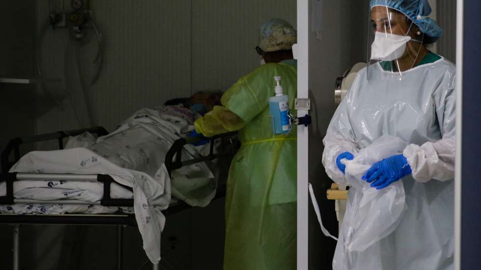 Uma enfermeira cuida de uma paciente hospitalizado na Unidade de Cuidados Intensivos Covid 19 do Hospital Santa Maria em Lisboa, 27 de outubro de 2020. A urgência dedicada aos casos suspeitos de covid-19 do Hospital Santa Maria, em Lisboa, reflete a evolução da pandemia em Portugal com doentes a avolumarem-se à porta para realizar o teste e no interior a capacidade quase esgotada. O medo de perder o emprego leva muitos doentes com covid-19 a esconderem que estão infetados e a continuar a trabalhar, disseminando a doença que, nesta fase, começa a ser um caso também social e que leva a muitos internamentos no Santa Maria. (ACOMPANHA TEXTO DA LUSA DE 30 DE OUTUBRO DE 2020) TIAGO PETINGA/LUSA