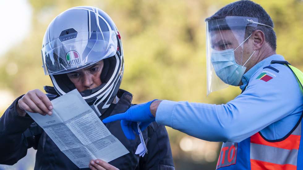Um agente da Polícia de Segurança Pública (PSP) durante uma operação Stop no acesso à Ponte 25 de Abril, em Lisboa, 30 de outubro de 2020. A circulação entre concelhos do continente está proibida entre os dias 30 de outubro e 03 de novembro devido à pandemia de covid-19. JOSÉ SENA GOULÃO/LUSA