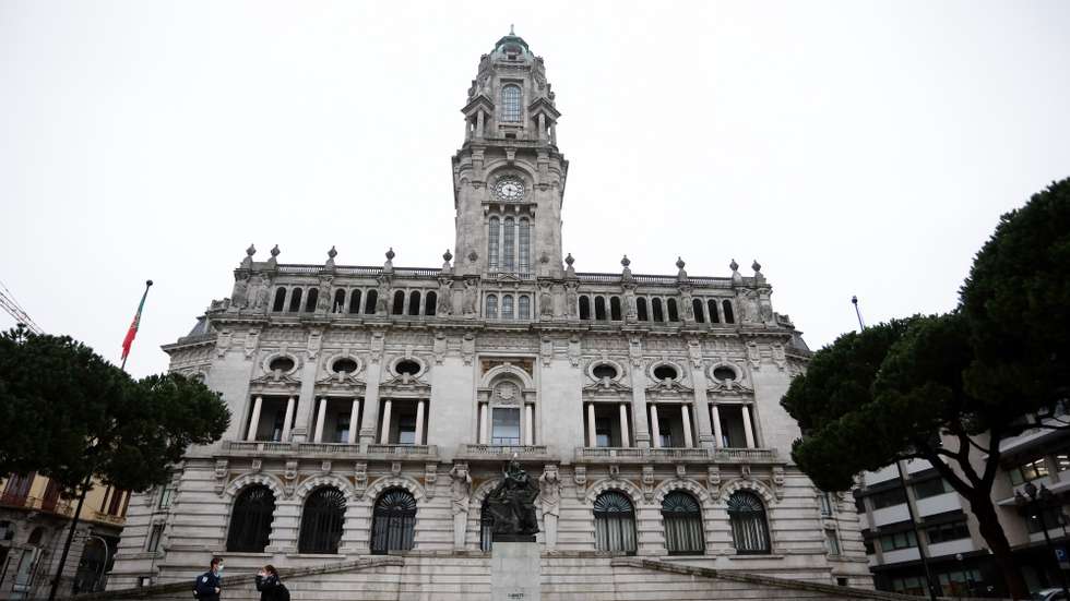 Dois Polícias conversam junto à Câmara Municipal do Porto durante o recolher obrigatório do estado de emergência no âmbito das medidas de contenção da covid-19, no Porto, 15 de novembro de 2020. Com 191 concelhos em risco em Portugal, o Conselho de Ministros decretou o encerramento de todos os estabelecimentos comerciais e restauração a partir das 13h00 até às 08h00 do dia seguinte, tanto no sábado como no domingo, para além do confinamento obrigatório para toda a população dos concelhos em risco a partir das 13h. MANUEL FERNANDO ARAÚJO/LUSA