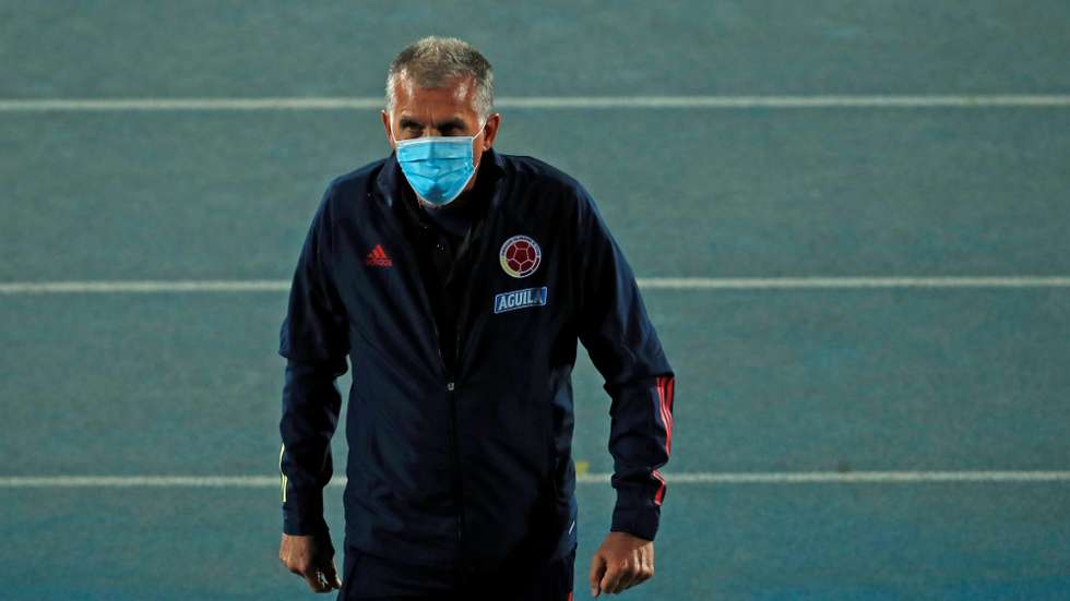 epa08742734 Colombia's head coach, Portuguese Carlos Queiroz, during the South American qualifier soccer match for the 2022 FIFA World Cup Qatar between Chile and Colombia, at the National stadium, in Santiago, Chile, 13 October 2020.  EPA/Alberto Valdes / POOL