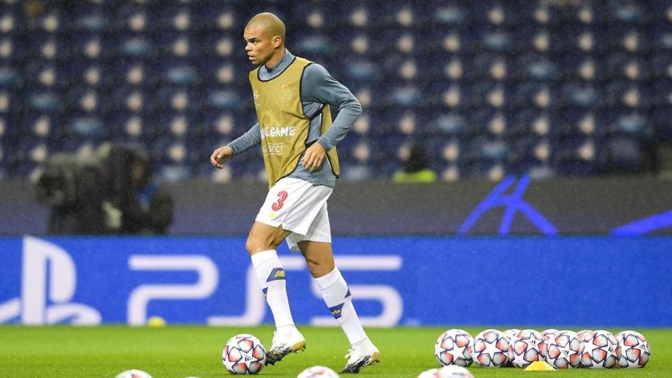 epa08778874 FC Porto's Kepler Ferreira 'Pepe', who today plays his hundred match in UEFA Champions League, greets his supporters during the warm up before the UEFA Champions League group C  soccer match between FC Porto and Olympiacos FC at Dragao stadium in Porto, northwest of Portugal, 27 October 2020.  EPA/FERNANDO VELUDO