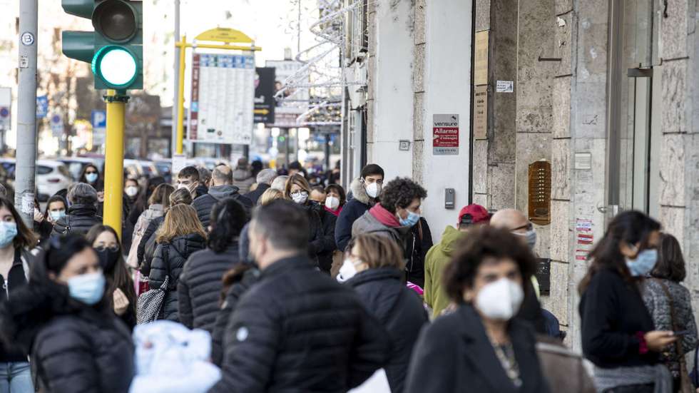 epa08895702 People walk in the city center to do their Christmas shopping amid the second wave of the Covid-19 Coronavirus pandemic, in Rome, Italy, 20 December 2020. Italian Premier Giuseppe Conte's government on 18 December announced restrictions that will put Italy into some form of a lockdown over the Christmas holidays to stop social contact during the festive season feeding a third wave of COVID-19 contagion in the country.  EPA/ANSA/MASSIMO PERCOSSI