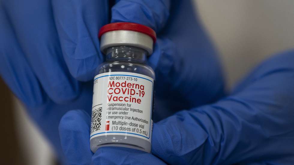 epa08898832 Michelle Chester, DNP, director, employee health services, Northwell shows the Moderna coronavirus disease (COVID-19) vaccine at Northwell Health's Long Island Jewish Valley Stream hospital in New York City, USA, 21 December 2020.  EPA/EDUARDO MUNOZ / POOL