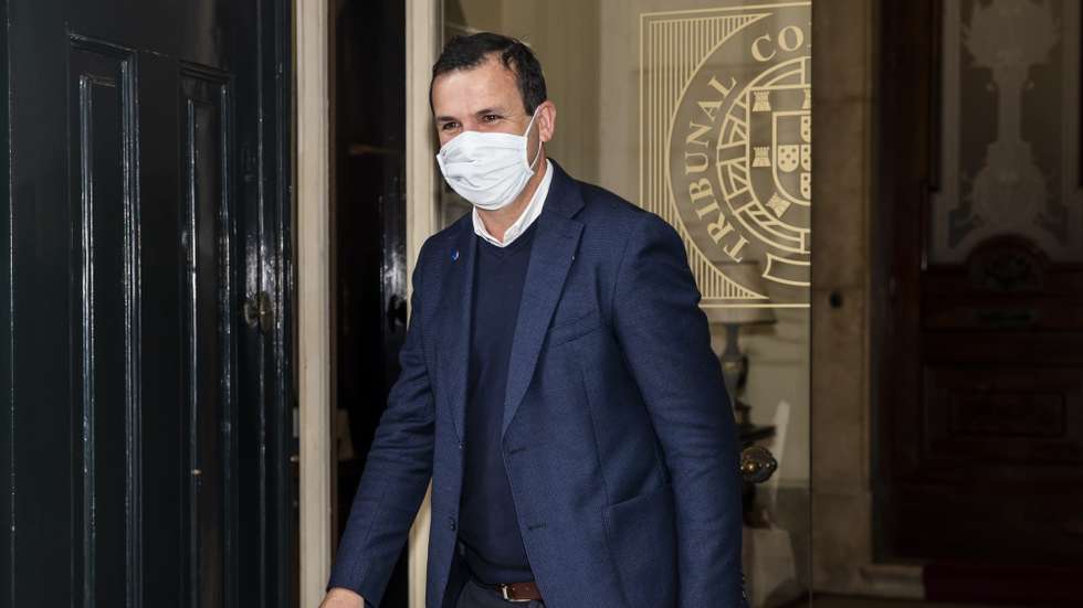 O presidente do Partido Reagir Incluir Reciclar – RIR, Vitorino Silva (Tino de Rans), momentos antes de entregar o seu processo de candidatura às Eleições Presidenciais, no Tribunal Constitucional, em Lisboa, 23 de dezembro de 2020. JOSÉ SENA GOULÃO/LUSA