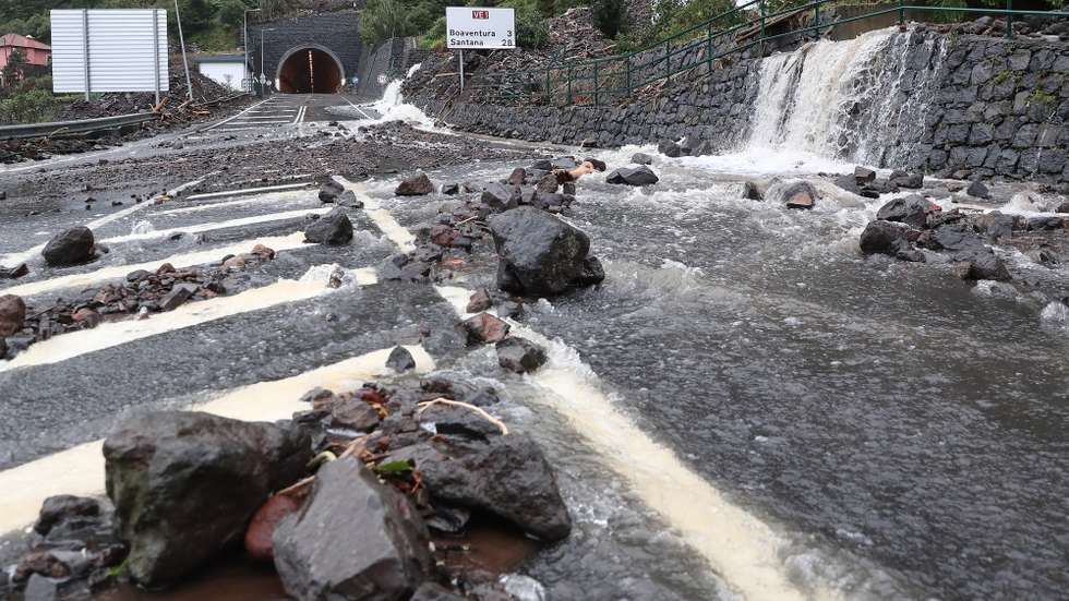 O temporal que se abateu no dia de Natal na costa norte da Madeira provocou diversos estragos, nomeadamente ao nivel da rede viaria em Boaventura e Ponta Delgada, em São Vicente, 26 de dezembro de 2020, HOMEM DE GOUVEIA/LUSA