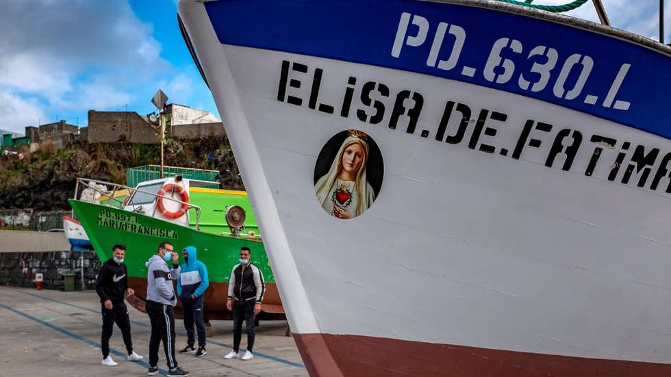 No primeiro dia sem cerca sanitária na Vila de Rabo de Peixe, a população volta a sair à rua, mas queixa-se do estigma de que é vítima, depois de ter estado fechada durante 10 dias, Rabo de Peixe, Ilha de São Miguel, Açores, 14 de dezembro de 2020. Rabo de Peixe esteve entre dia 03 e as 23:59 de domingo com uma cerca sanitária, tendo também sido testada a população da vila, numa ação descrita pela junta como uma "megaoperação". EDUARDO COSTA/LUSA