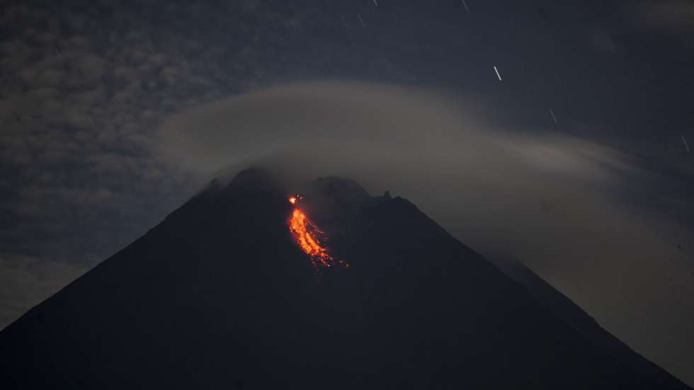 epa08921317 Lava streams down from Mount Merapi as seen from Sleman, Yogyakarta, Indonesia, 06 January 2021. Indonesian authorities evacuated hundreds of villagers living on the slope of Mount Merapi following the increase of volcanic activities. Mount Merapi is one of the most active volcanoes in the country. At least 300 people were killed when it erupted in 2010.  EPA/ALI LUTFI
