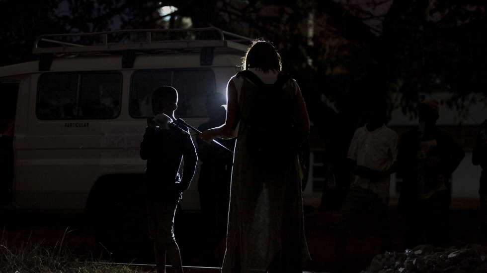 F, 11 anos, fala com uma jornalista em Luanda, Angola, 28 de outubro de 2020. “Quase todas as histórias de quem vive na rua começam de forma triste, nascidas da violência e da pobreza, mas algumas têm um final feliz. Tal como outras crianças, também estes meninos e meninas têm sonhos e há até quem ambicione tornar-se o próximo presidente da República de Angola.(ACOMPANHA TEXTO DA LUSA DO DIA 12 DE DEZEMBRO DE 2020). AMPE ROGÉRIO/LUSA