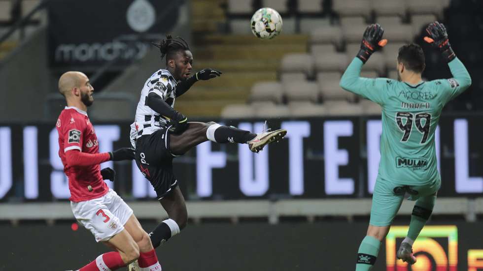 O jogador do Boavista Yusupha (C) disputa a bola com o guarda-redes do Santa Clara Marco Pereira (D) e Mikel Villanueva (E), durante o jogo da Primeira Liga de Futebol entre o Boavista e o Santa Clara, realizado no Estádio do Bessa, no Porto, 09 de janeiro de 2021. MANUEL FERNANDO ARAÚJO/LUSA