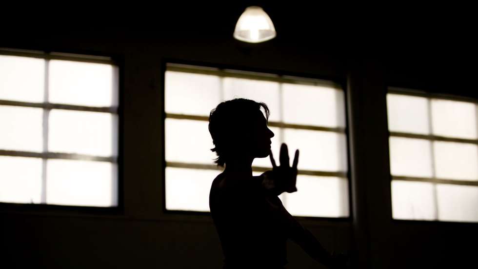 Alunos durante uma aula de dança na Escola Superior de Dança. Alunos e professores da Escola Superior de Dança, em Lisboa, procuram nesta expressão artística uma reflexão sobre a realidade que forneça as chaves para a compreender, 28 abril 2011. (ACOMPANHA TEXTO) ANDRE KOSTERS/LUSA