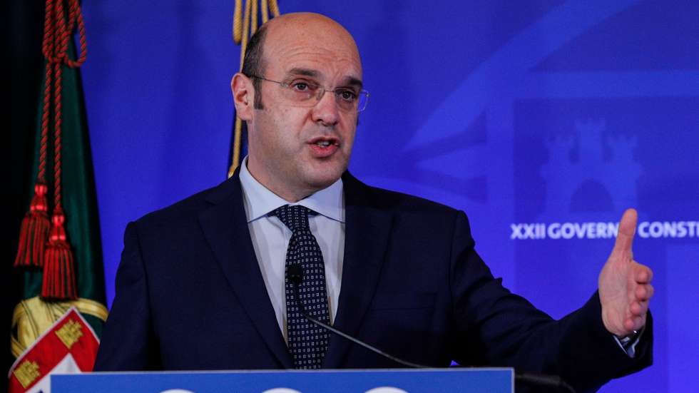 O ministro de Estado, da Economia e da Transição Digital, Pedro Siza Vieira, e a ministra da Cultura, Graça Fonseca (ausente da foto), durante a conferência de imprensa  onde apresentaram as medidas de apoio à economia e ao setor da cultura para mitigar os efeitos económicos do confinamento, Lisboa, 14 de janeiro 2021. Com os votos favoráveis dos deputados das bancadas do PSD, PS e CDS, o parlamento  aprovou a renovação do estado de emergência  a partir das 0h00 do próximo dia 15 voltando a vigorar em Portugal, de uma forma generalizada, o dever de recolhimento domiciliário até ao dia 30. Portugal ultrapassou já os 500 mil casos de infeção com o novo coronavirus registados desde o início da pandemia, em março de 2020, segundo a Direção-Geral da Saúde (DGS). ANTÓNIO COTRIM/LUSA