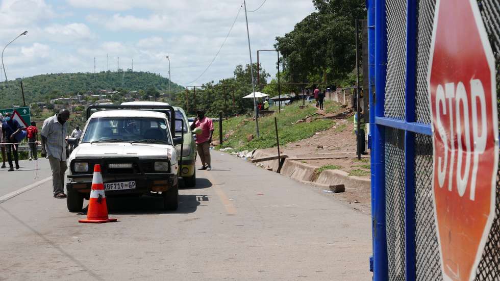 Longa fila na fronteira de Ressano Garcia, a principal entre Moçambique e a África do Sul, é justificada pelas restrições, face à covid-19, adotadas pelas autoridades sul-africanas, que também não estão a aceitar os testes rápidos realizados em Moçambique, levando ao desespero as pessoas que estão nas filas e são obrigadas a dormir nos veículos, em  Ressano Garcia, Moçambique, 08 de janeiro de 2021. (ACOMPANHA TEXTO DA LUSA). LUÍSA NHANTUMBO/LUSA