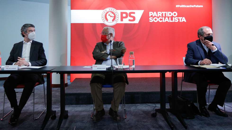 O secretário-geral do Partido Socialista (PS) , António Costa (C), ladeado por José Luis Carneiro (E), e pelo presidente do partido, Carlos César (D), durante a reunião da Comissão Nacional do PS, para aprovar a data e as alterações ao regulamento do XXIII Congresso, previsto para 10 e 11 de julho, bem como as datas da eleição do secretário-geral e da presidente das Mulheres Socialistas, em Lisboa, 20 de março de 2021. ANTÓNIO COTRIM/LUSA