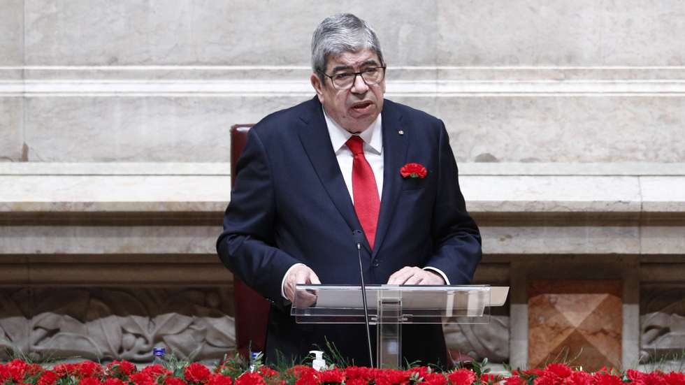 O presidente da Assembleia da República, Ferro Rodrigues, intervém  durante a sessão solene comemorativa dos 47 anos da Revolução de 25 de Abril na Assembleia da República em Lisboa, 25 de abril de 2021. Em 25 de abril de 1974, um movimento de capitães derrubou a ditatura de 48 anos, de Marcelo Caetano, chefe do Governo e de Américo Tomás, Presidente da República, num golpe que se transformou numa revolução, a "revolução dos cravos". ANTÓNIO COTRIM/LUSA