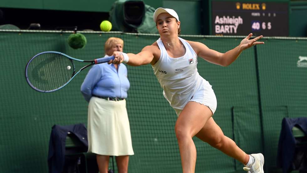 epa09321119 Ashleigh Barty of Australia in action during the 3rd round match against Katerina Siniakova of the Czech Republic at the Wimbledon Championships, in Wimbledon, Britain, 03 July 2021.  EPA/FACUNDO ARRIZABALAGA   EDITORIAL USE ONLY  EDITORIAL USE ONLY