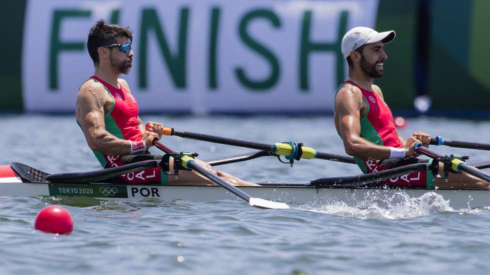 Os remadores portugueses Pedro Fraga (E) e Afonso Costa em ação durante a prova dos 2000 metros do double-scull ligeiro dos Jogos Olímpicos Tóquio2020, Japão, 29 de julho de 2021. JOSÉ COELHO/LUSA