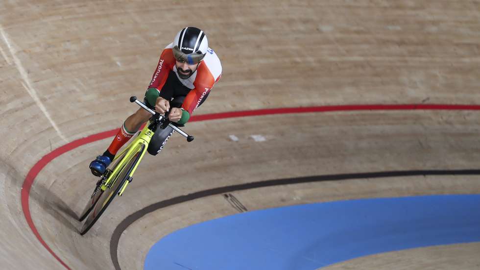 O ciclista Português, Telmo Pinão em ação na sua prova de ciclismo de pista de 3000 metros perseguição individual C2, esta manhã no Velodromo de Izu nos jogos Paralímpicos de Tóquio 2020, Japão, 26 de agosto de 2021. MIGUEL A. LOPES/LUSA