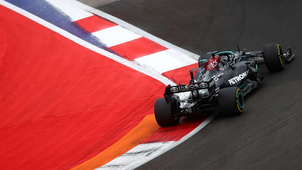 Lewis Hamilton não arrancou bem, teve algumas voltas difíceis no início, acertou no tempo da paragem e beneficiou da chuva no final para chegar à vitória
