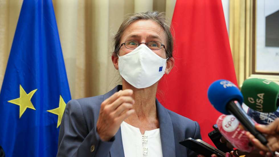 A Embaixadora da União Europeia em Angola, Jeannette Seppen, fala aos jornalistas após um encontro com Manuel Nunes Júnior, ministro de Estado para a Coordenação Económica de Angola (ausente da foto) em Luanda, Angola, 17 de fevereiro de 2021. Angola está a apostar na formação profissional e no ensino técnico, através de programas apoiados pela União Europeia, tendo como principal objetivo aumentar a qualificação e empregabilidade dos jovens. AMPE ROGÉRIO/LUSA