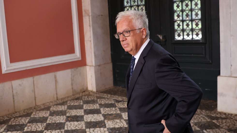 O ex-ministro da Administração Interna, Eduardo Cabrita, à chegada ao Tribunal da Relação de Évora onde continua a ser interrogado como arguido no processo do atropelamento mortal na A6, em Évora, 18 de outubro de 2023. Em 18 de junho de 2021, Nuno Santos, funcionário de uma empresa que realizava trabalhos de manutenção na A6, foi atropelado mortalmente pelo automóvel em que seguia o então ministro da Administração Interna, Eduardo Cabrita, no concelho de Évora. NUNO VEIGA/LUSA