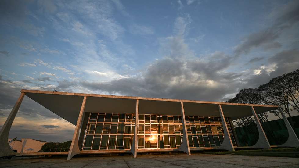 epa10866674 A general view shows the Supreme Federal Court (STF) in Brasilia, Brazil, 15 September 2023 (issued 17 September 2023). A coalition of human rights activists and judicial associations is pressuring Brazilian President Luiz Inacio Lula da Silva to nominate a black woman as a justice of the Supreme Federal Court, the first in the court's history. Lula must appoint a candidate to the Supreme Court in the coming weeks, given the imminent retirement of the president of the court, Rosa Weber, who leaves her chair at the beginning of October.  EPA/ANDRE BORGES