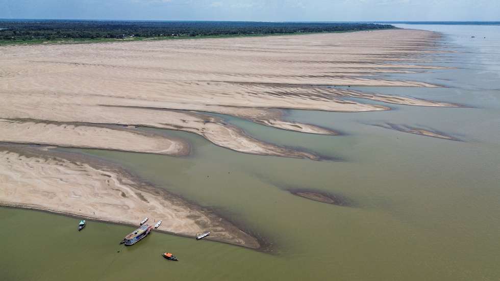 epaselect epa11641012 An aerial photograph shows the affects of drought on the Solimoes River, in the Manacapuru region, Amazonas, Brazil, 03 October 2024. The level of the Solimoes River reached the level of 2.51m today and continues to drop every day, an effect caused by the drought that is affecting the region in northern Brazil.  EPA/RAPHAEL ALVES