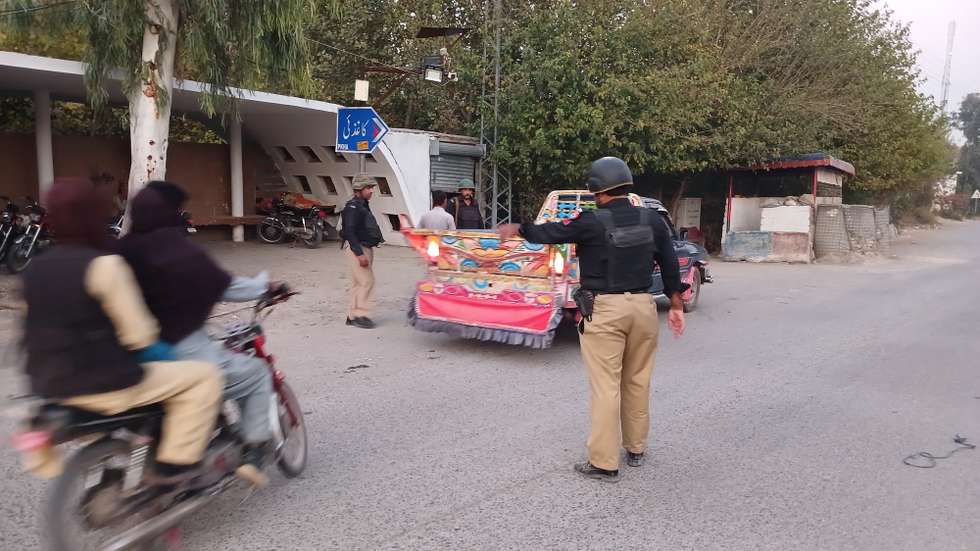 epaselect epa11733495 Police stand guard at a checkpoint along a highway in the Khyber Pakhtunkhwa province, near Kohat, Pakistan, 21 November 2024. At least 40 people were killed and more than a dozen injured in a gun attack on passenger vehicles in Kurram, a district in KPK province on 21 November, police said. The incident involved two convoys of the Shiite Muslim community, which were attacked while under police escort.Â   EPA/BASIT GILANI