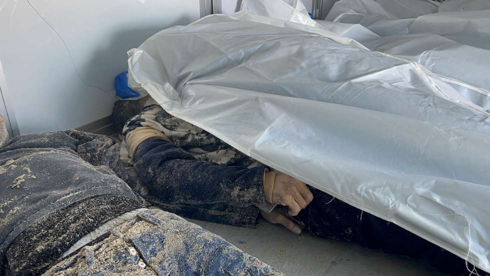 epa10591430 Bodies of migrants, whose boats sank in the Mediterranean, are partially covered with plastic bags, in Garaboli, east of Tripoli, Libya, 25 April 2023. The Libyan Red Crescent announced the recovery of 11 bodies of migrants from the shores of the town of Sabratha, west of Tripoli, bringing the number of bodies recovered in the past days to 34. Dozens of bodies have been washed ashore after two migrant boats sank in the Mediterranean off western Libya.  EPA/STRINGER