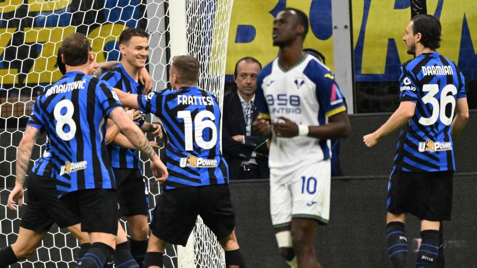 epa12072103 Inter Milanâ€™s midfielder Kristjan Asllani (2L) celebrates with his teammates after scoring the 1-0 lead during the Italian Seria A soccer match between Inter Milan and Hellas Verona at the Giuseppe Meazza stadium in Milan, Italy, 03 May 2025.  EPA/DANIEL DAL ZENNARO