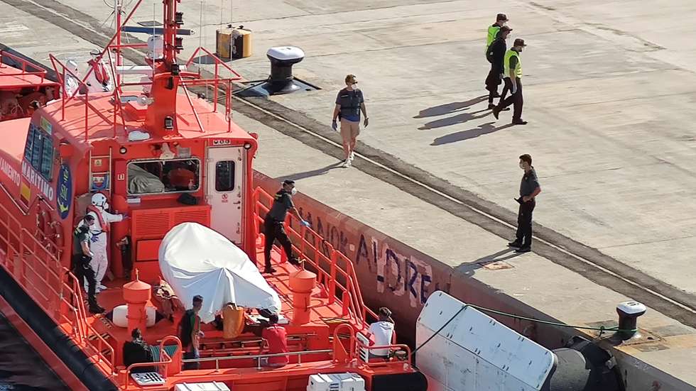 epa08663347 A Sea Rescue ship arrives at Palma Mallorca's port with 15 Algerian migrants on board, in Palma de Mallorca, Spain, 12 September 2020. The migrants had arrived in the early hours on 12 September to Conejera, an islet of Cabrera archipielago to the southern from Mallorca, Balearics, Spain. They will be returned to Algeria if their state of health is fine. E  EPA/MARIA TRASPADERNE
