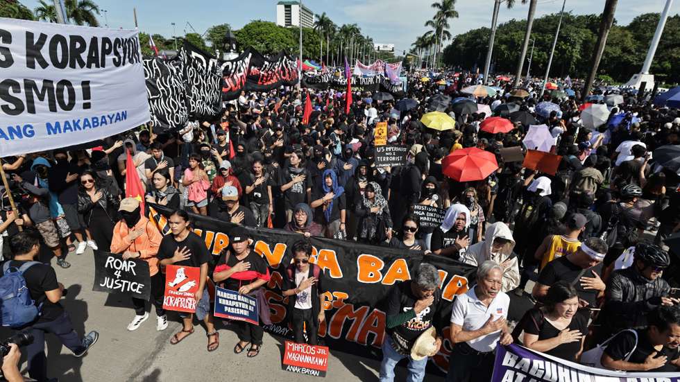 epa12394366 Protesters hold placards and banners during a protest rally in Manila, Philippines, 21 September 2025. The demonstrators protested the uncovered corruption on government flood control projects under President Ferdinand Marcos Jr's administration.  EPA/FRANCIS R. MALASIG