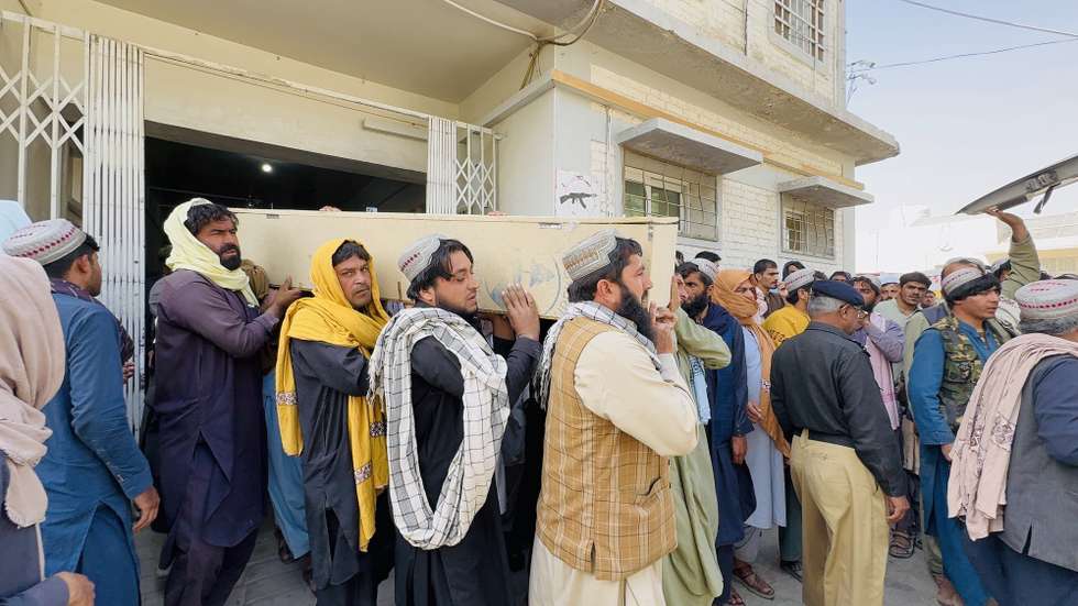 epa12457856 People carrying the coffins of Pakistani laborers killed on the Afghan side of the border in clashes between Taliban and Pakistani security forces arrive at a hospital in Chaman, Pakistan, 16 October 2025. Pakistan and Afghanistan’s Taliban government agreed to a 48-hour ceasefire on 15 October following days of deadly cross-border clashes and Pakistani airstrikes on alleged militant hideouts in Kabul and Kandahar.  EPA/AKHTAR GULFAM