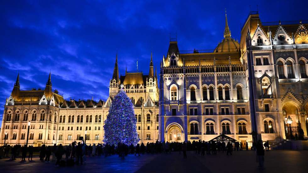 epa12560369 The lights of the nation's Christmas tree are lit for the first time in front of the Parliament building in Budapest, Hungary, on the first Sunday of Advent, 30 November 2025. The tree is illuminated by a 2,500-meter-long string of 16 thousand LED bulbs.  EPA/ROBERT HEGEDUS HUNGARY OUT