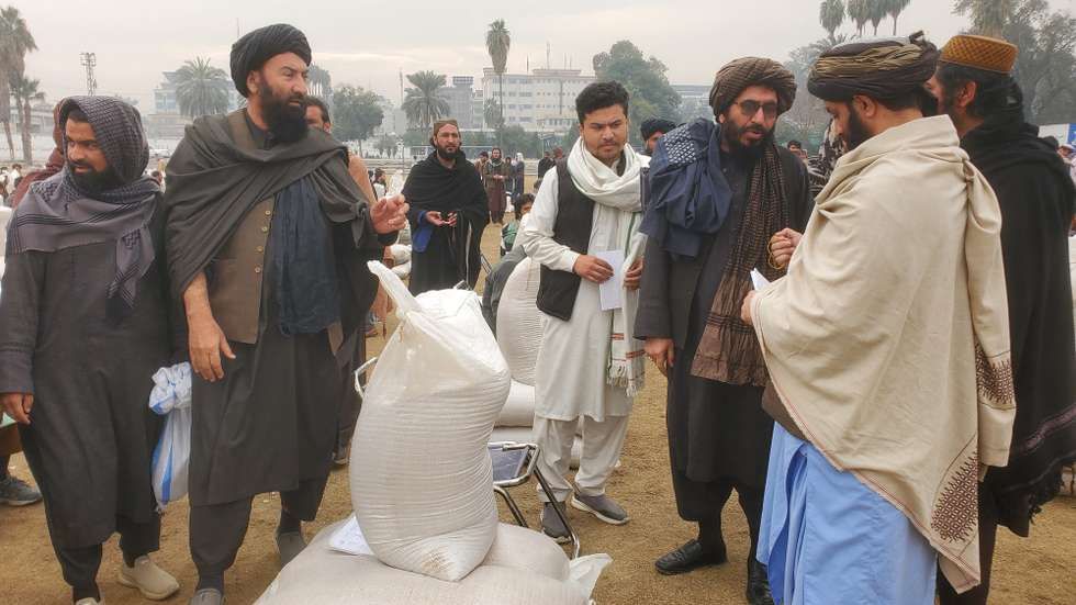 epaselect epa12720072 Afghan families receive food rations for the coming holy month of Ramadan in Jalalabad, Nangarhar province, Afghanistan, 09 February 2026. Afghanistan's Ministry of Agriculture, Irrigation, and Livestock has provided food grain and cash assistance to 1,200 refugees returning from neighboring Pakistan in Nangarhar, using its internal budget to support vulnerable families and help them prepare for the coming holy month of Ramadan.  EPA/Stringer