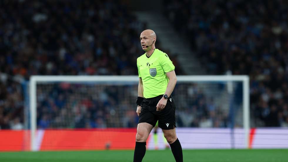 epa12834436 Referee Anthony Taylor gestures during the UEFA Europa League round of 16, 2nd leg soccer match between FC Porto and VfB Stuttgart in Porto, Portugal, 19 March 2026.  EPA/ESTELA SILVA
