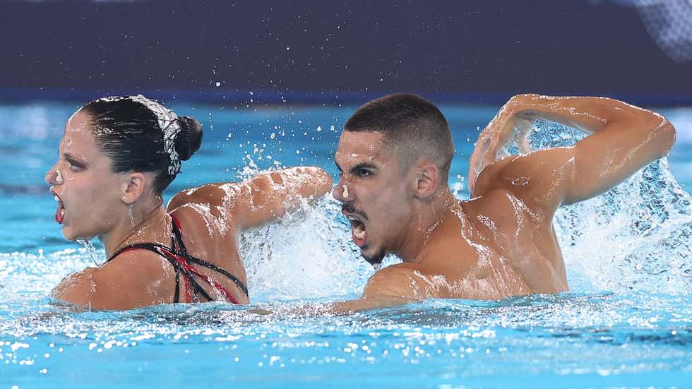 epa13145645 Daniel Ascenso and Maria Goncalves of Portugal compete in the Mixed Duet Free final of the Artistic Swimming at the European Aquatics Championships in Paris, France, 01 August 2026.  EPA/TERESA SUAREZ