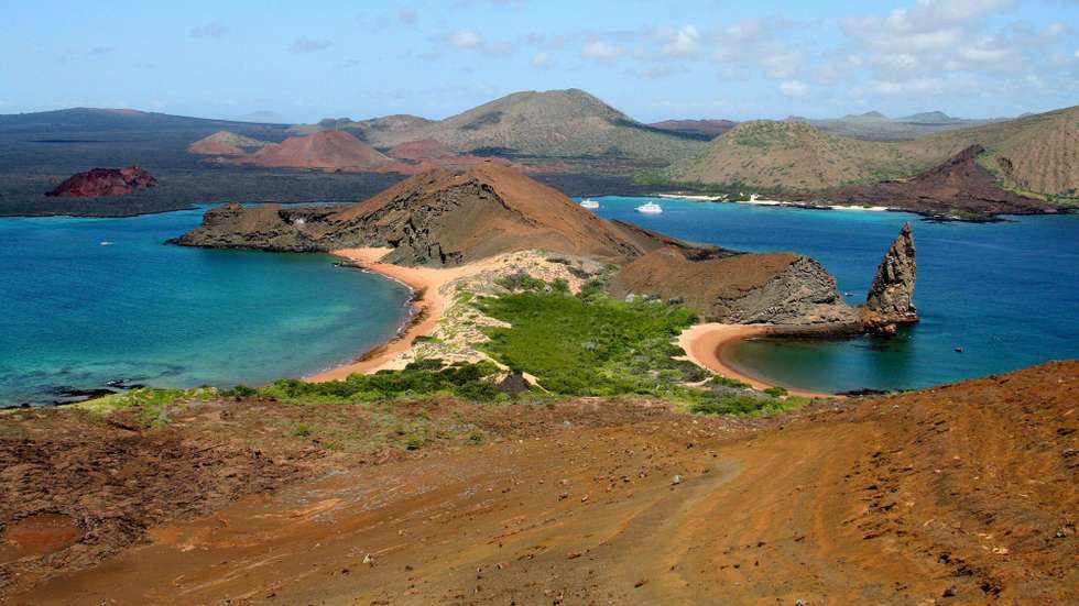 O arquipélago das Galápagos, composto por treze ilhas, situa-se a aproximadamente mil quilómetros a oeste da costa continental do Equador