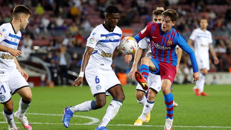 epa09555156 FC Barcelona's midfielder Gavi (R) vies for the ball with Alaves' midfielder Mamadou Loum N'Diaye (C) during the Spanish LaLiga soccer match between FC Barcelona and Deportivo Alaves held at Camp Nou stadium in Barcelona, Spain, 30 October 2021.  EPA/Toni Albir