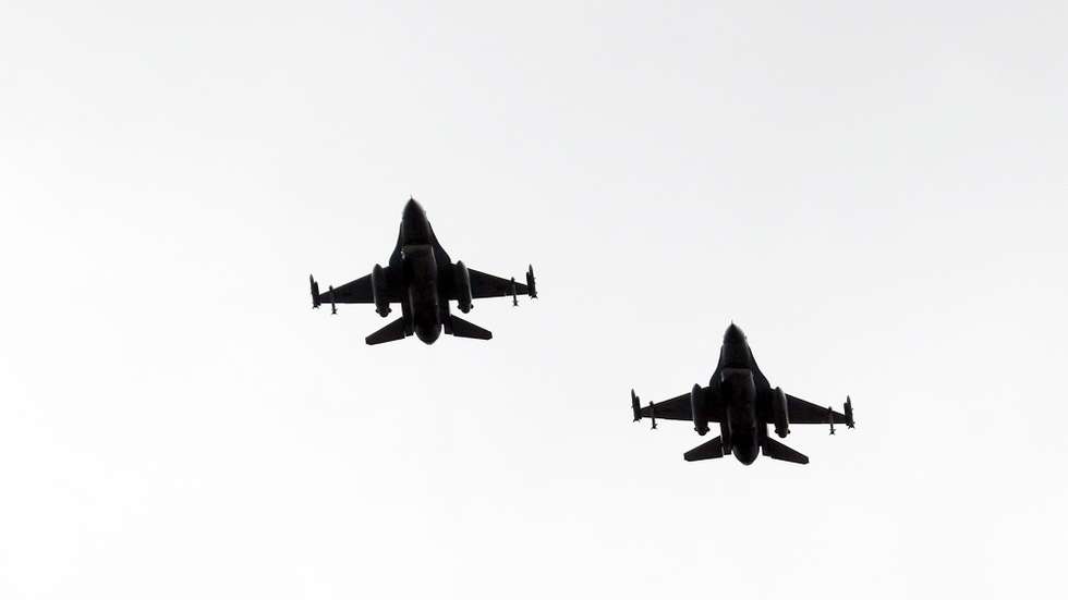 epa12072774 Romanian Air Force F-16 Fighting Falcon multirole aircrafts fly during the Latvian Independence Restoration Day military parade in Talsi, Latvia, 04 May 2025. The day marks a national holiday celebrated annually with the traditional military parade taking place in a different regional center since 2013.  EPA/TOMS KALNINS